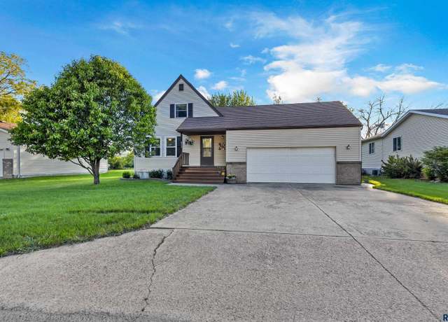 Property at 811 N Cedar St, Canton, SD 57013, 3 beds, 2.5 baths