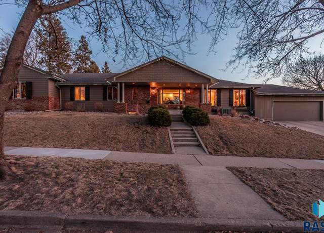 Property at 301 E 32nd St, Sioux Falls, SD 57105, 4 beds, 4 baths