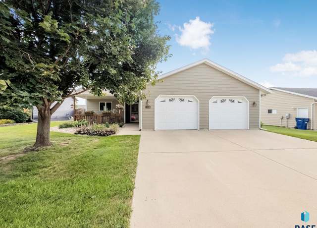 Property at 908 Oak Ridge Rd, Dell Rapids, SD 57022, 3 beds, 3 baths