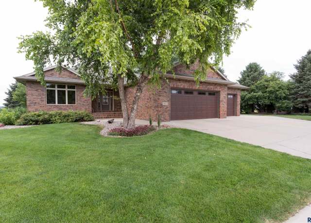 Property at 512 S Country Club Ave, Brandon, SD 57005, 4 beds, 3.5 baths