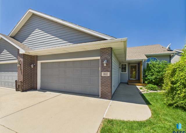 Property at 917 S Charlotte Ave, Sioux Falls, SD 57103, 4 beds, 2.5 baths