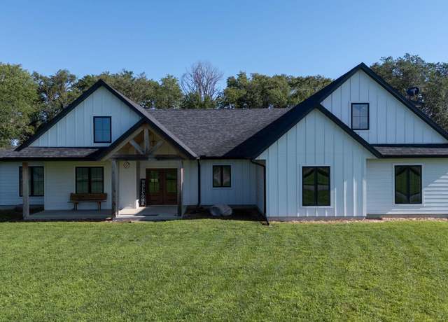 Property at 46736 306th St, Beresford, SD 57004, 4 beds, 2.5 baths