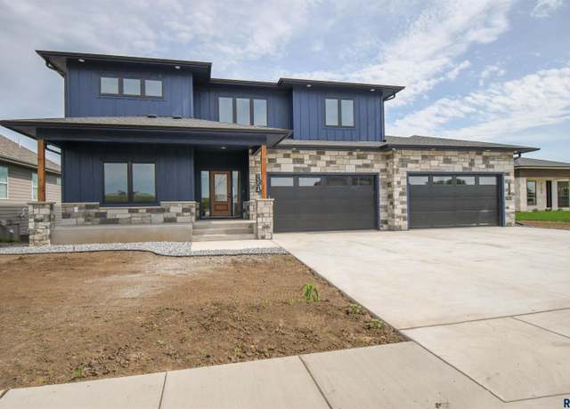Property at 7304 E Agate Cir, Sioux Falls, SD 57110, 5 beds, 3.5 baths