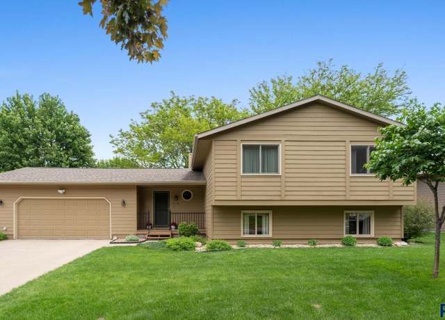 Property at 2212 S Oxford Ave, Sioux Falls, SD 57106, 4 beds, 2 baths