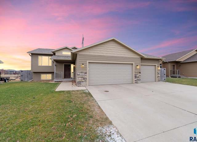 Property at 7809 W Stoney Creek St, Sioux Falls, SD 57106, 4 beds, 3 baths