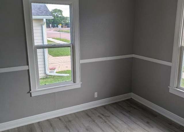 Property at 415 S Lincoln St, Canton, SD 57013, 3 beds, 1 bath