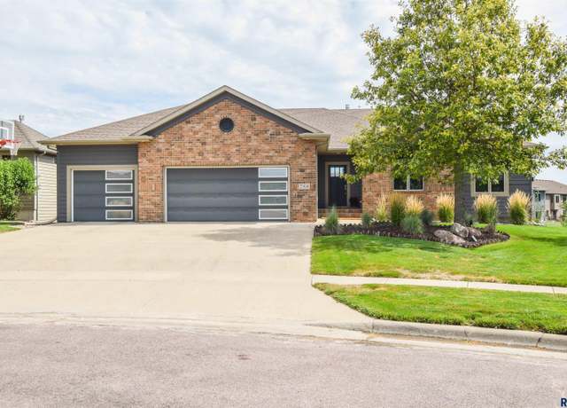 Property at 2904 W Cinnamon Cir, Sioux Falls, SD 57108, 6 beds, 3 baths