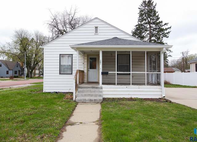 Property at 101 W 27th St, Sioux Falls, SD 57105, 4 beds, 2 baths