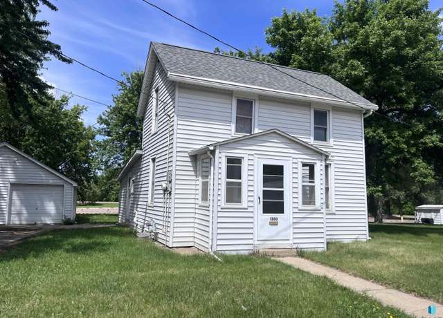 Property at 1300 E Prospect St, Sioux Falls, SD 57104, 3 beds, 1 bath