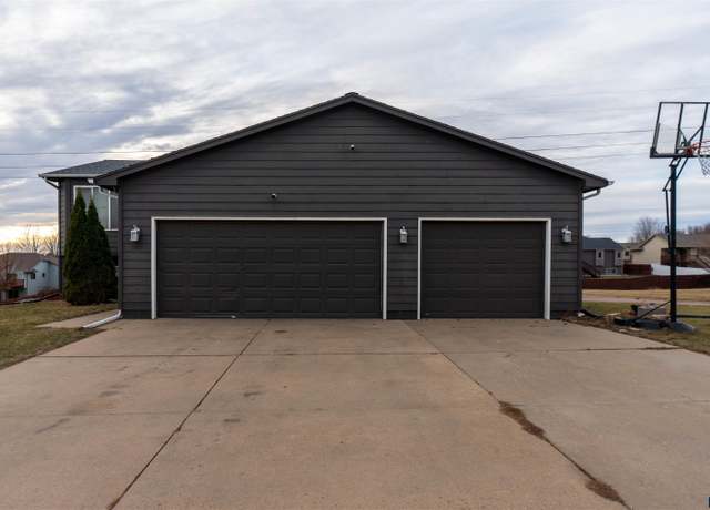 Property at 101 S Foss Ave, Sioux Falls, SD 57110, 4 beds, 2 baths