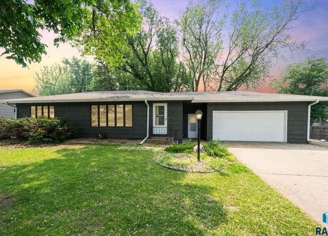 Property at 1205 S Dale Dr, Sioux Falls, SD 57110, 3 beds, 2 baths