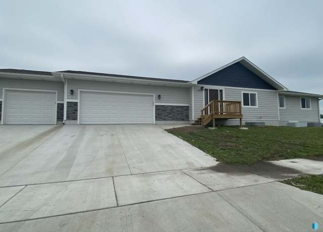 Property at 2605 N Bent Grass Ct, Sioux Falls, SD 57107, 3 beds, 2.5 baths