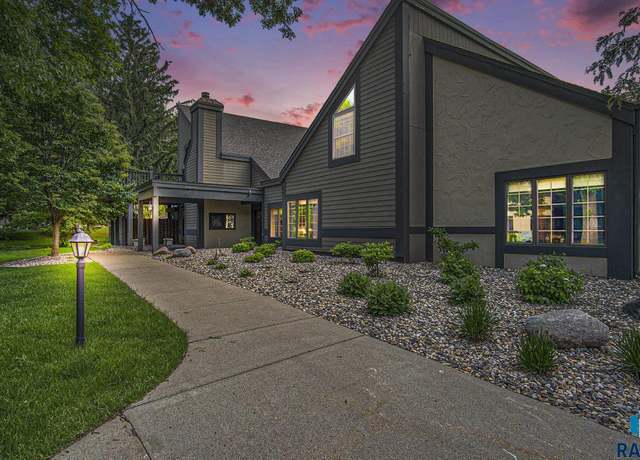 Property at 4310 S Minnesota Ave, Sioux Falls, SD 57105-6747, 2 beds, 2.5 baths