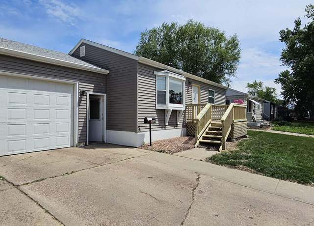 Property at 2904 S Glendale Ave, Sioux Falls, SD 57105, 2 beds, 2 baths