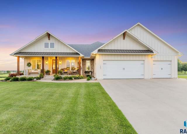 Property at 183 Lake Ridge Dr, Wentworth, SD 57075, 4 beds, 3 baths