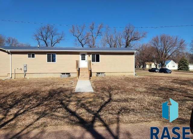Property at 214 Dakota St, Wakonda, SD 57073, 5 beds, 3 baths