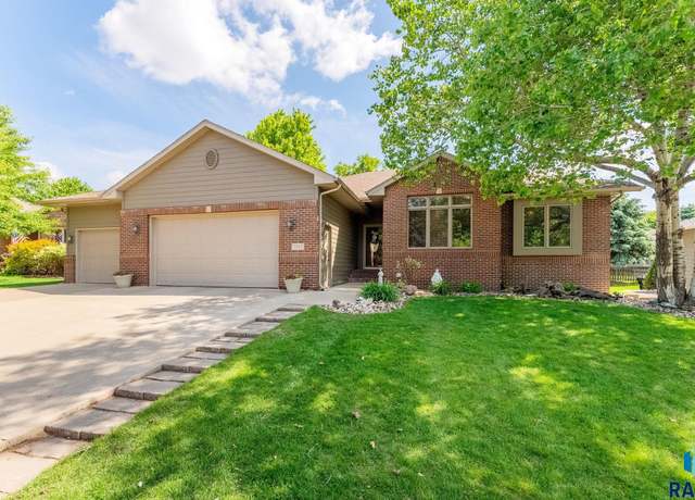 Property at 7517 W St St, Sioux Falls, SD 57106, 5 beds, 3 baths