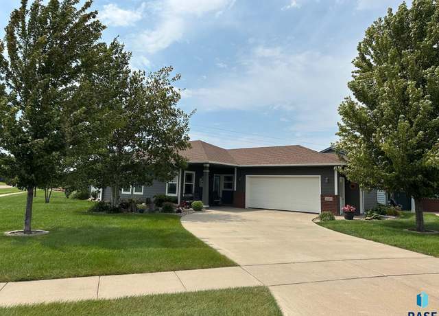 Property at 3233 S Manifold Ave, Sioux Falls, SD 57110, 2 beds, 2 baths