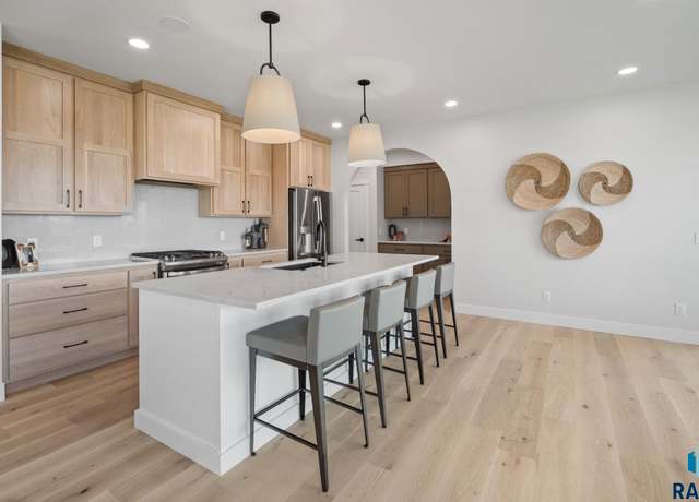 Property at 1127 E Thompson Pl, Tea, SD 57064, 4 beds, 2.5 baths