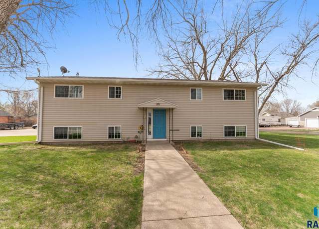 Property at 101 E 3rd St, Worthing, SD 57077, 7 beds, 4 baths
