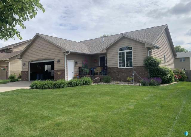 Property at 1900 S Kinderhook Ave, Sioux Falls, SD 57106, 4 beds, 3 baths