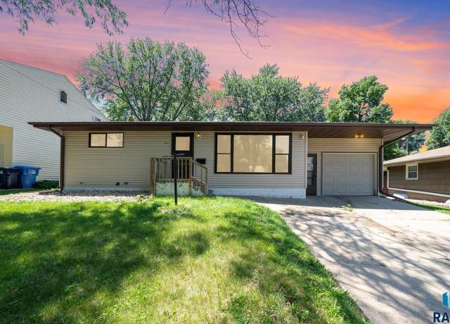 Property at 805 S Bahnson Ave, Sioux Falls, SD 57103, 3 beds, 2 baths