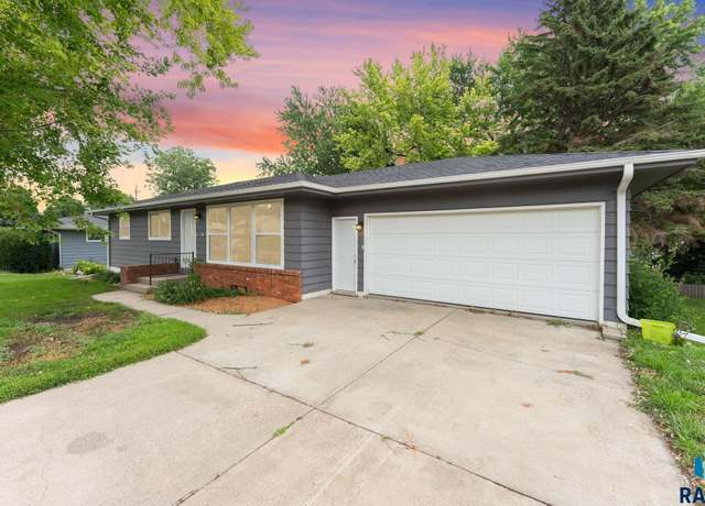 Property at 2700 S Lincoln Ave, Sioux Falls, SD 57105, 4 beds, 2 baths