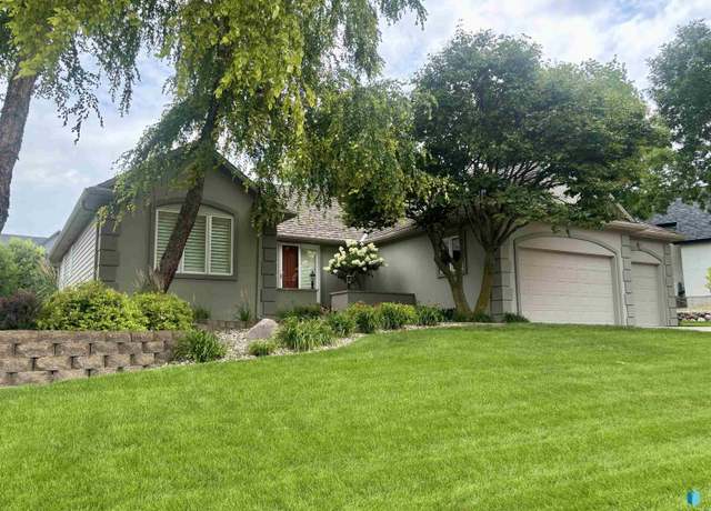 Property at 18 S Elkjer Cir, Sioux Falls, SD 57103, 5 beds, 3.5 baths