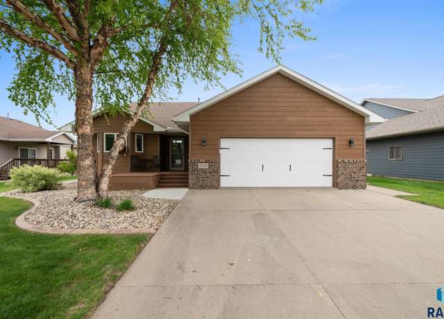 Property at 7905 W Leah St, Sioux Falls, SD 57106, 4 beds, 3 baths