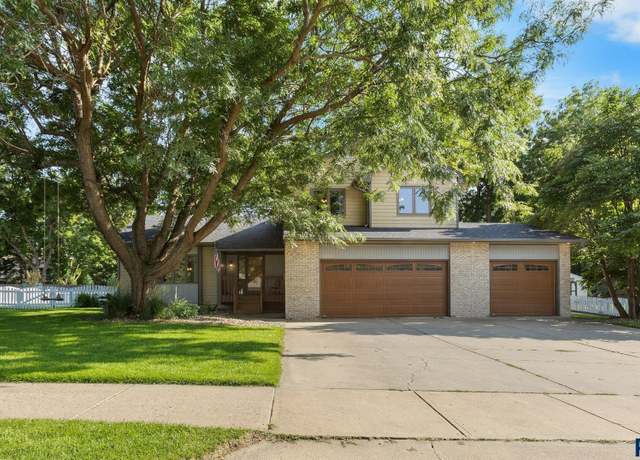 Property at 2905 E 33rd St, Sioux Falls, SD 57103, 4 beds, 3.5 baths