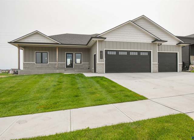 Property at 1520 N Marlowe Ave, Sioux Falls, SD 57110, 5 beds, 3 baths