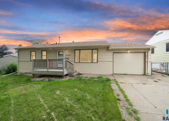 Property at 1321 S Churchill Ave, Sioux Falls, SD 57103, 3 beds, 2 baths