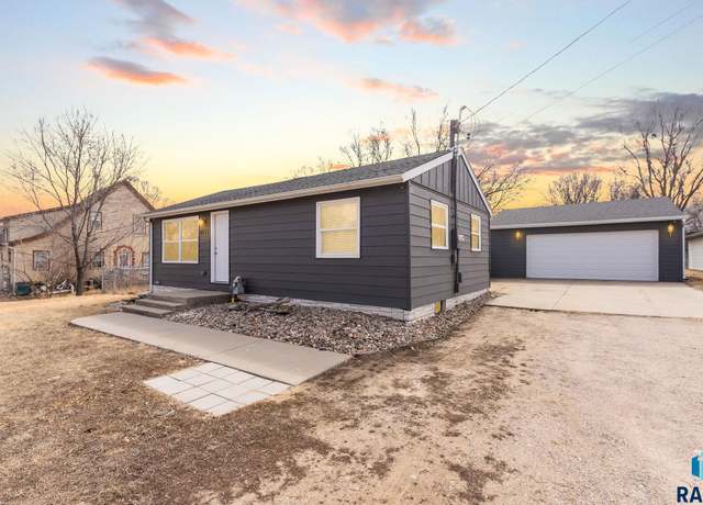 Property at 2111 E 31st St N, Sioux Falls, SD 57104, 2 beds, 1 bath