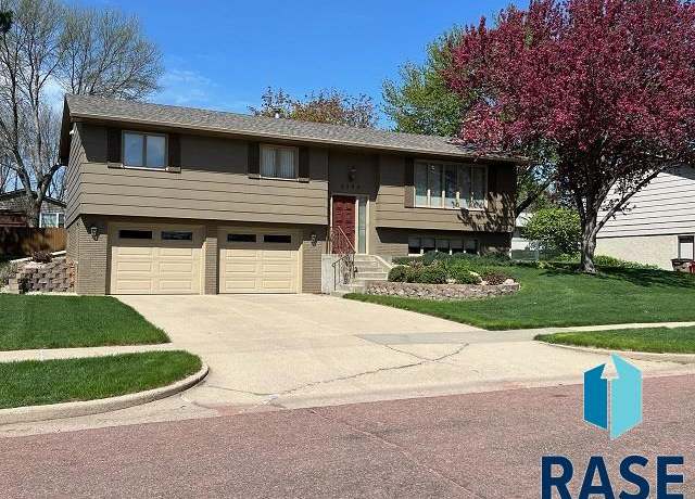 Property at 2309 S Wellington Ave, Sioux Falls, SD 57106, 4 beds, 2.5 baths