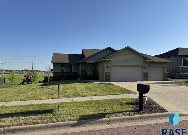 Property at 1600 E Liberty Cir, Brandon, SD 57005, 5 beds, 3 baths