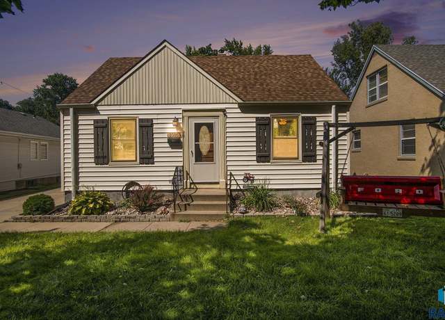 Property at 1016 W St St, Sioux Falls, SD 57104, 2 beds, 2 baths