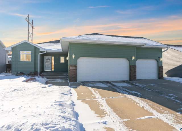 Property at 7513 W Stoney Creek St, Sioux Falls, SD 57106, 4 beds, 3 baths