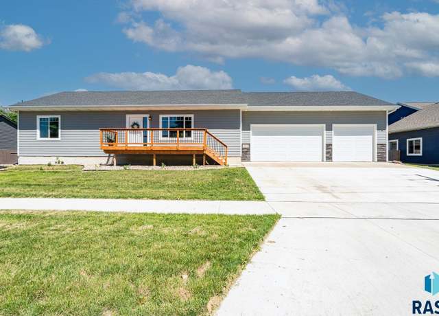 Property at 220 N Elm St, Lennox, SD 57039, 5 beds, 3 baths