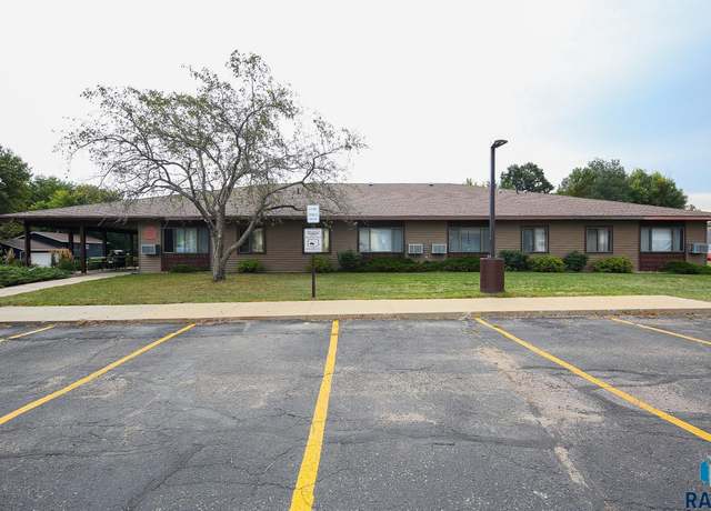 Property at 1411 E Rushmore Dr, Brandon, SD 57005, 5 beds, 5 baths