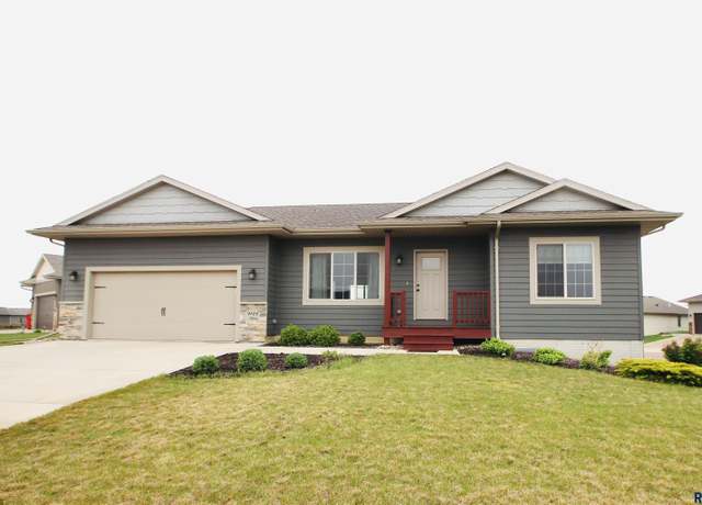 Property at 9500 W Richie Cir, Sioux Falls, SD 57106, 4 beds, 2 baths
