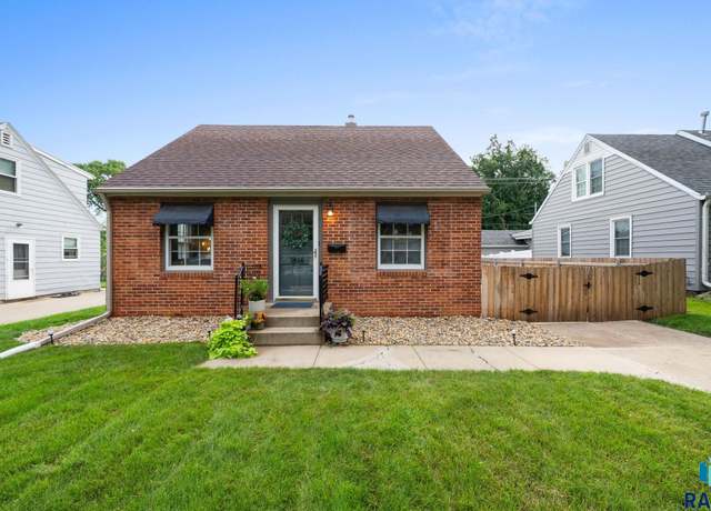 Property at 1814 S 7th Ave, Sioux Falls, SD 57105, 3 beds, 2 baths