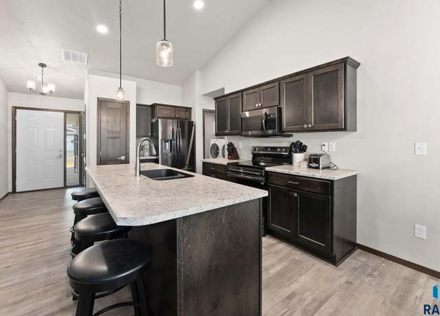 Property at 6802 W Gresford Pl, Sioux Falls, SD 57106, 2 beds, 2 baths