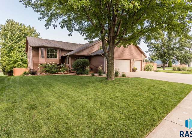 Property at 3301 S Grace Ave, Sioux Falls, SD 57103, 4 beds, 3 baths