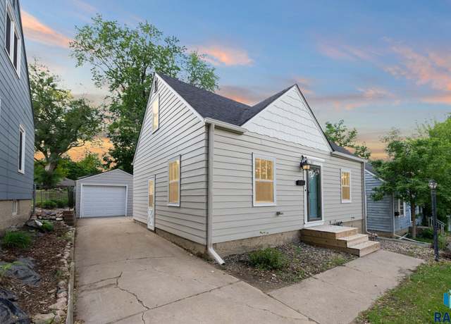 Property at 811 S Glendale Ave, Sioux Falls, SD 57104, 3 beds, 2 baths