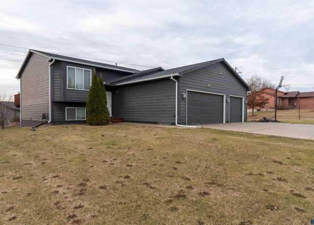 Property at 101 S Foss Ave, Sioux Falls, SD 57110, 4 beds, 2 baths