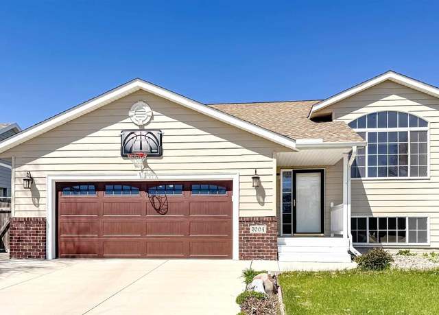 Property at 7004 W 50th St, Sioux Falls, SD 57106, 3 beds, 2 baths