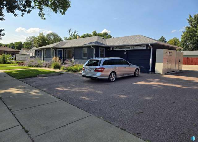 Property at 2010 W 33rd Street St, Sioux Falls, SD 57105, 4 beds, 2.5 baths