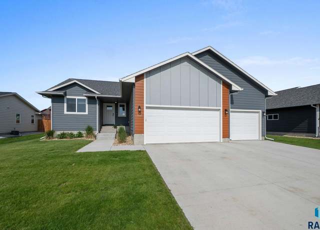 Property at 1115 Heatherwood Ave, Madison, SD 57042, 4 beds, 3 baths