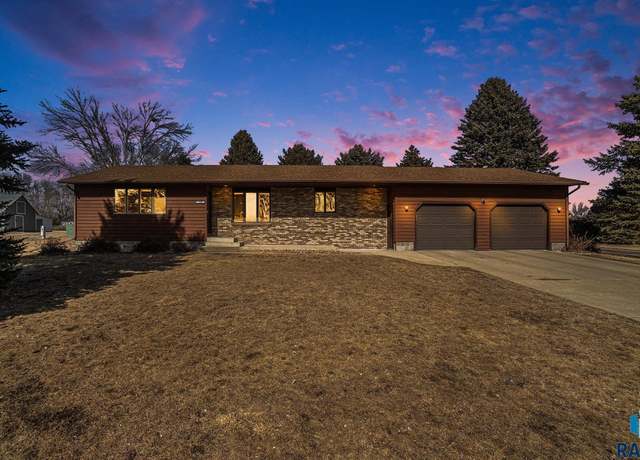 Property at 1404 SW 1st St, Madison, SD 57042, 3 beds, 2.5 baths