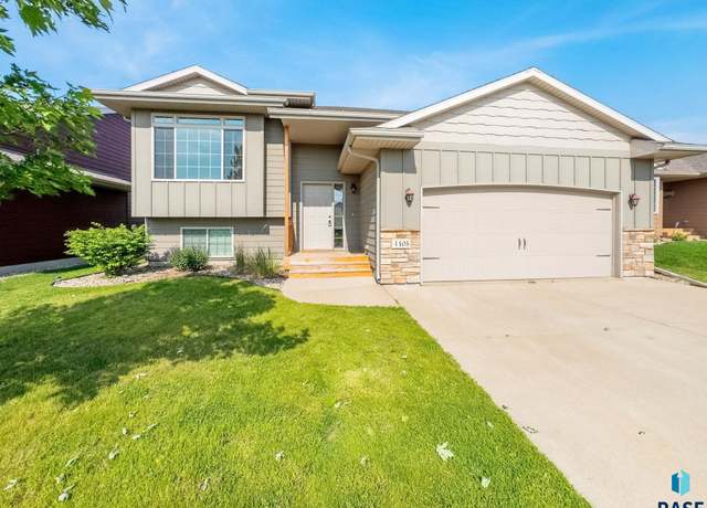 Property at 4405 S Wassom Ave, Sioux Falls, SD 57106-1983, 4 beds, 3 baths